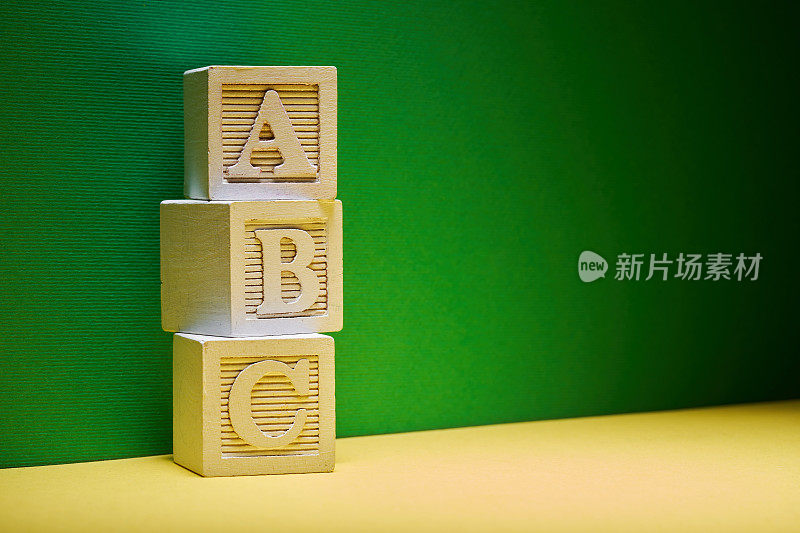 木版字母a b c在绿色背景下